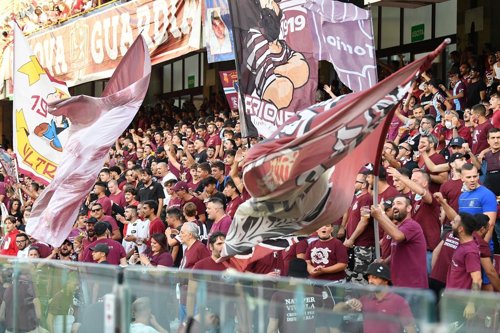 Die italienischen Fußballvereine können von April an wieder die Tribünen ihrer Stadien füllen.