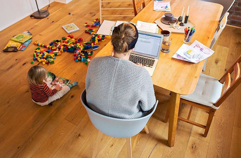 Eltern im Homeoffice fehlt oft die Zeit, sich neben ihrer Arbeit noch um die Betreuung des Kindes zu kümmern.