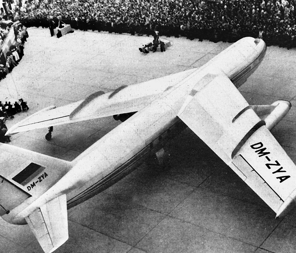 Der Prototyp der 152, dem ersten in Deutschland entwickelten Passagierflugzeug mit Strahlantrieb, wird am 30. April 1958 in Dresden präsentiert. picture-alliance/ ZB