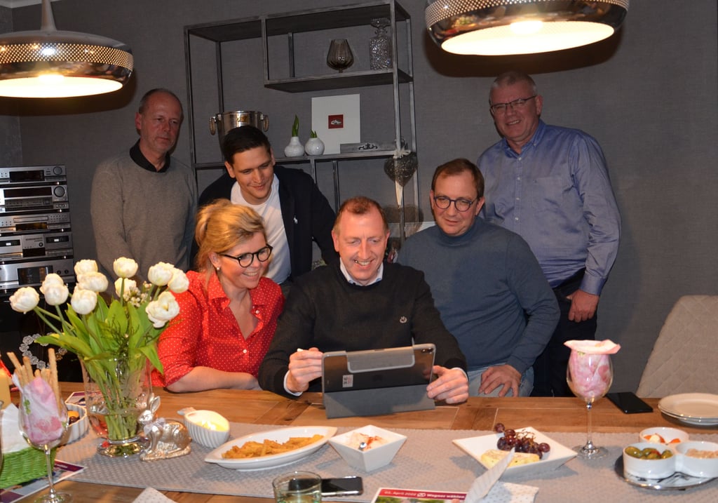 Sven Wagner und seine Frau Anke hatten SPD-Genossen zu sich nach Hause eingeladen, um den Wahlabend zu erleben.