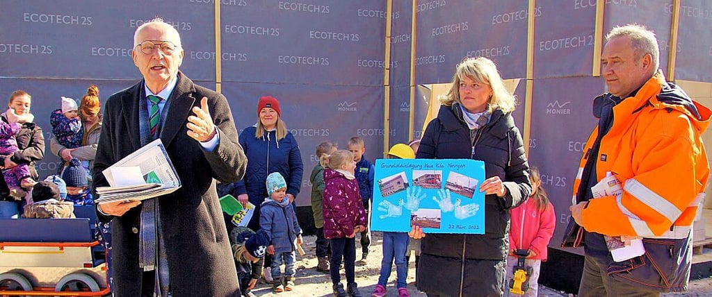 Elimar Brandt (rechts), Britta Mayer und Steffen Klug zeigen, was in die Zeitkapsel in Möringen getan wird.