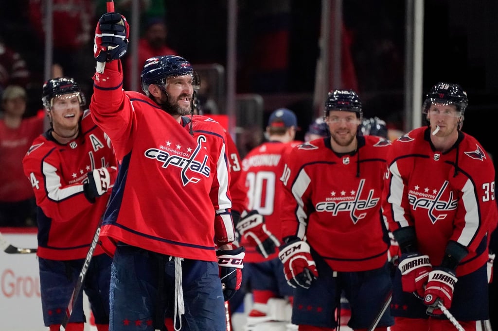 Der linke Flügel der Washington Capitals, Alexander Owetschkin (8), hat mit dem 767. Tor den dritten Rang in der ewigen NHL-Torjägerliste übernommen.