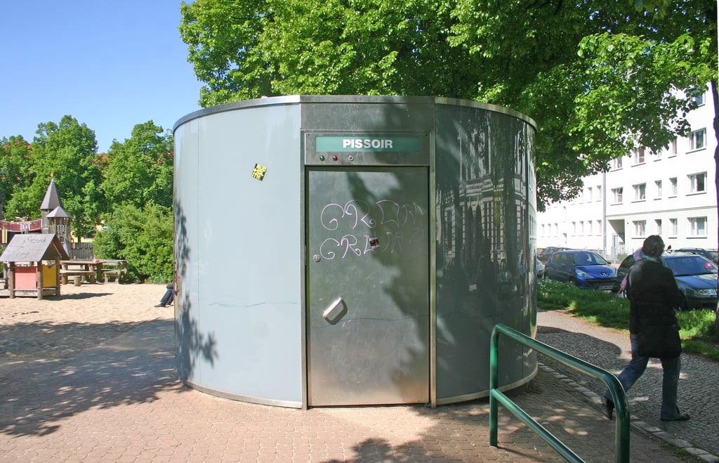 Die Toilettenanlage auf dem Schellheimerplatz in Magdeburg-Stadtfeld.