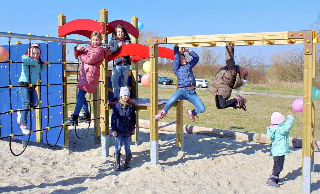 Das multifunktionale Spielgerät auf dem ehemaligen Gelände der Zuckerfabrik Nordgermersleben entstand direkt neben der „Allee der Jahresbäume“. Der Förderverein der örtlichen Kindertagesstätte hatte sich für die Beschaffung und den Aufbau engagiert.
