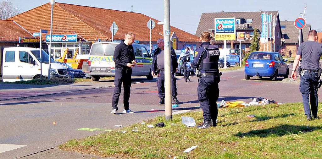 Vermutlich auf dem Zebrastreifen in der Rogätzer Straße wurden zwei personen erfasst.