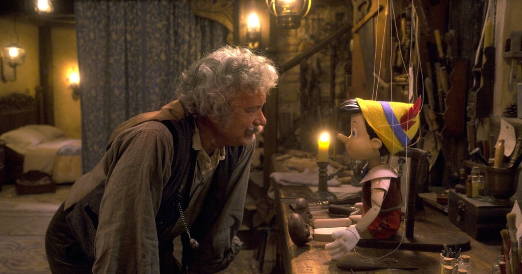 Tom Hanks (l) als Holzschnitzer Geppetto beugt sich zum computeranimierten Pinocchio herunter.