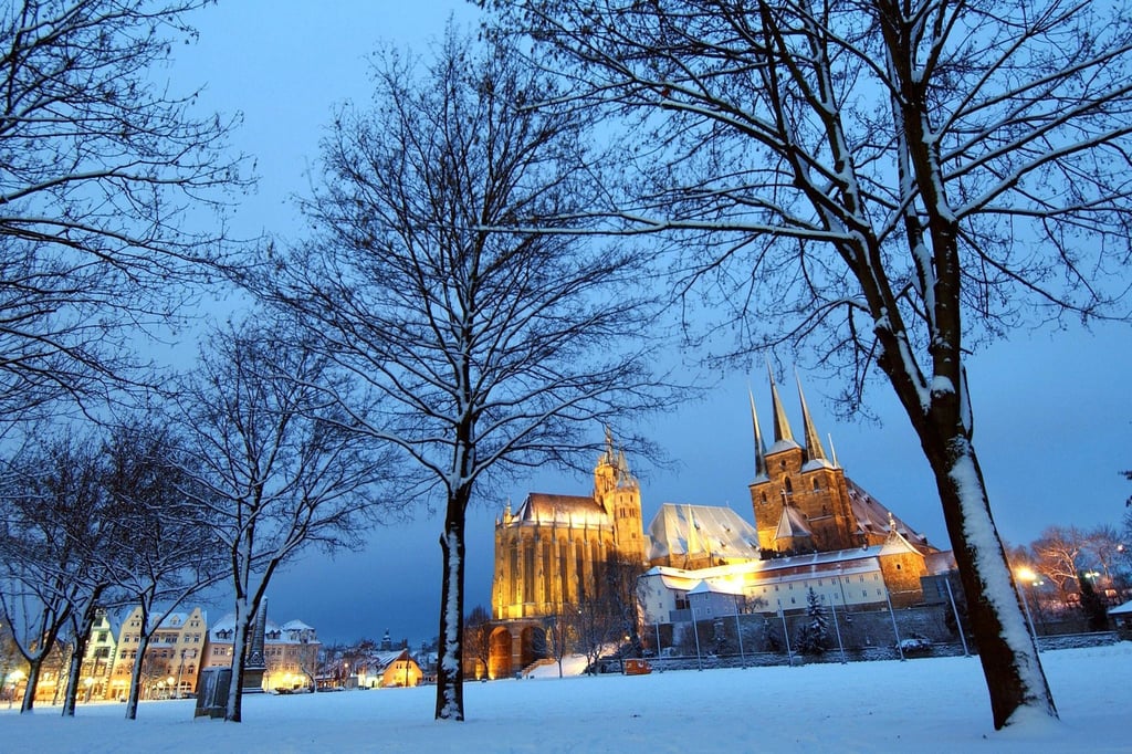 Der Dom (links) und die Severikirche auf dem Domberg erstrahlen zur „Blauen Stunde“ im winterlichen Erfurt.