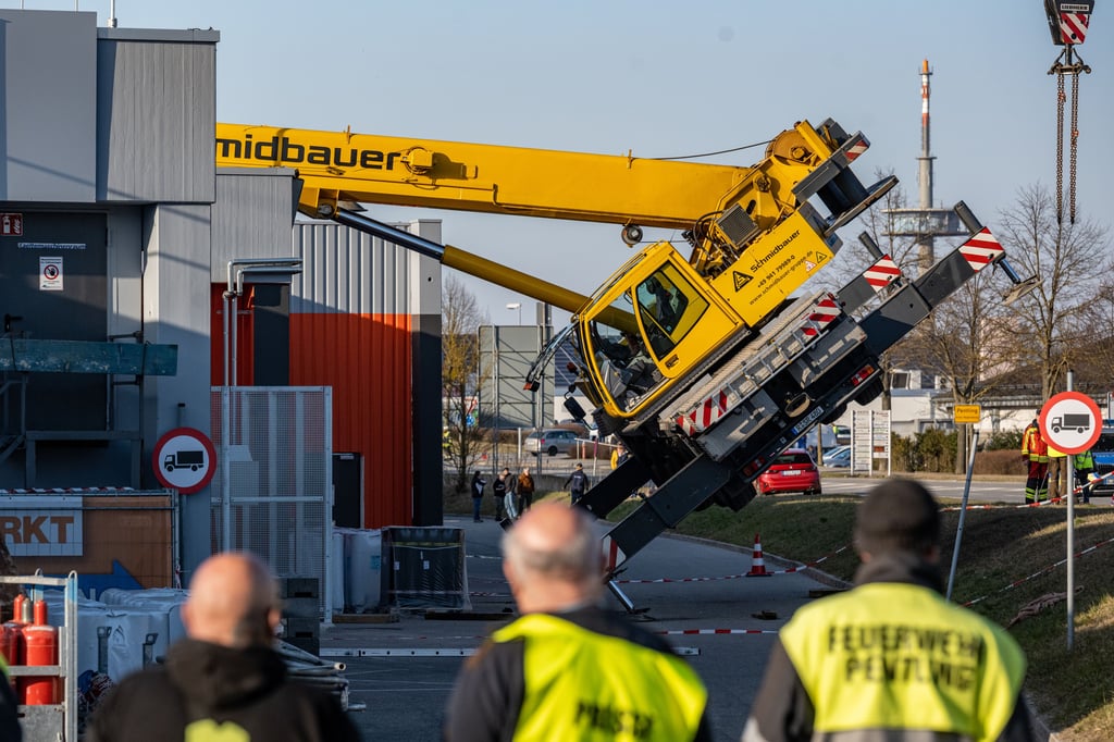 Ein Autokran ist mit seinem Ausleger auf das Dach eines Supermarktes gestürzt. Verletzt wurde bei dem Unfall nach ersten Erkenntnissen der Polizei niemand. Das Gebäude wurde evakuiert.