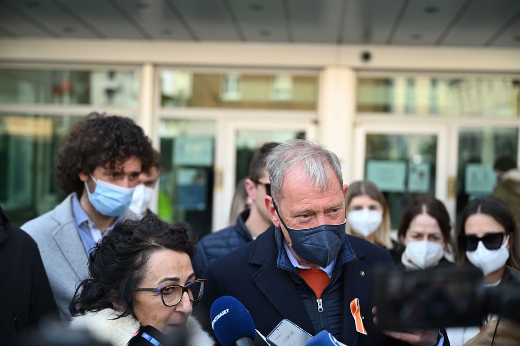 Raffaele Nedrotti (m.) und seine Frau Nadia (vorn l), die Eltern der bei dem Bootsunfall verstorbenen Greta Nedrotti, vor dem Gericht.