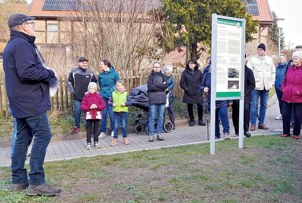 Während eines Spazierganges entlang des neuen Bernhard-Becker-Beendorf-Weges erläuterten Hartmut Schulze (l.) für die eine Gruppe und Claus Hansper für die zweite Gruppe zur Einweihung die Info-Punkte mit thematischen Schwerpunkten zum Namensgeber und zur Dorfhistorie.