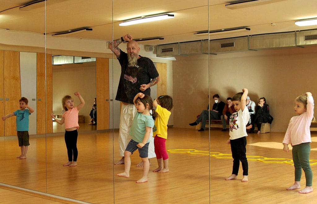 Ruhe und Gelassenheit trainter Jens Richter vom Karate-Club "Hatsuun Jindo" Magdeburg-Barleben die jüngsten Kampfsportler des Vereins. Die Karatewichzel sind zwischen drei und sechs Jahren jung.