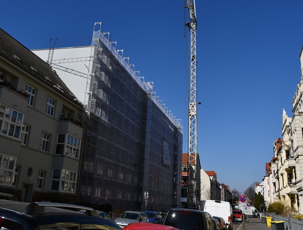 In Magdeburg-Stadtfeld wird ein leerstehendes Wohnhaus saniert.