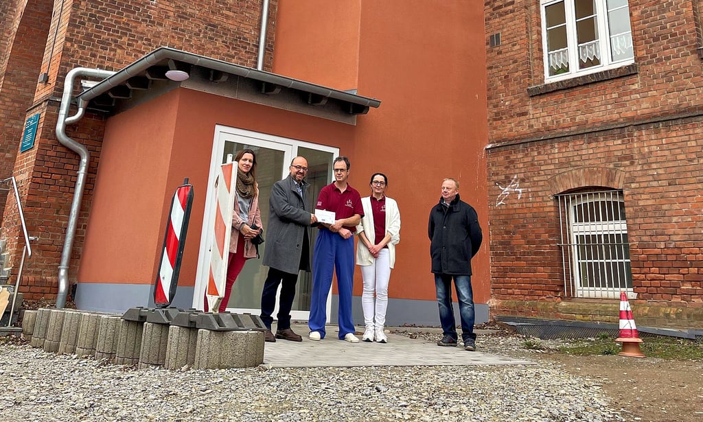 Steffi Einecke, Andy Haugk, Thomas und Jacqueline Schumann und Dirk Angermann (v.l.) vor dem turmartigen Fahrstuhlanbau an der ehemaligen Schule