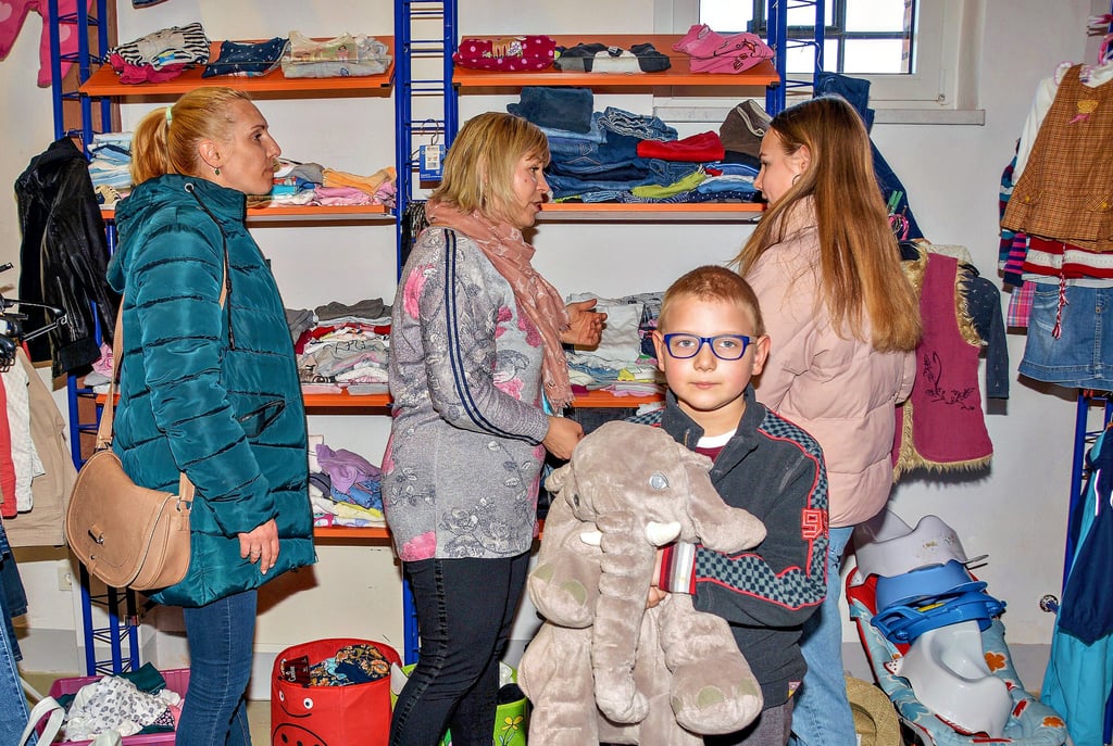 Lesia Shkilniak (Mitte) berät eine ukrainische Flüchtlingsfamilie im Sozialen Zentrum „Alter Bahnhof“ des DRK-Kreisverbandes Wanzleben. Sie ist hier ab sofort als Dolmetscherin tätig.