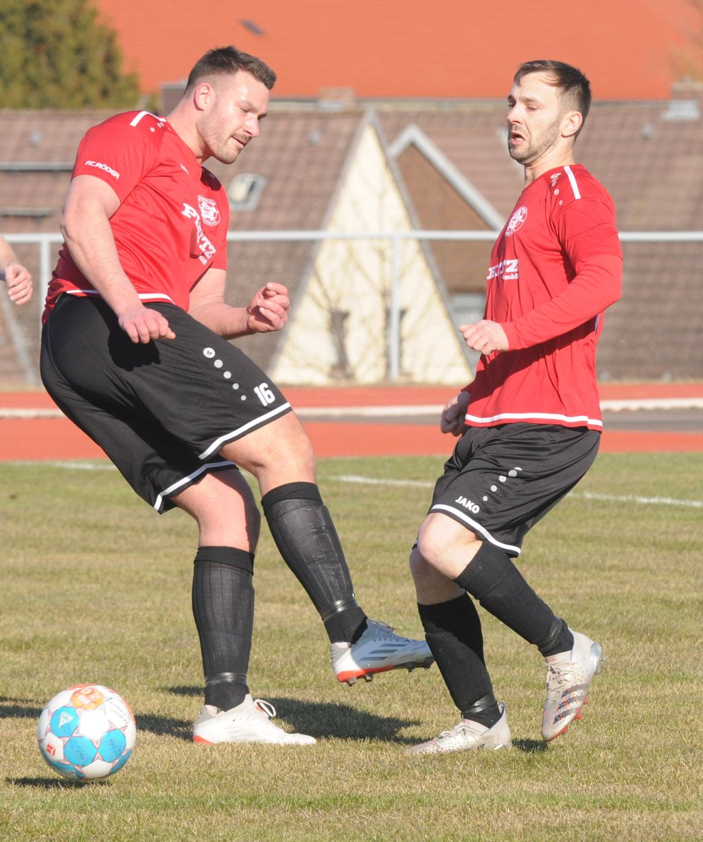 „Nimm du ihn, ich hab ihn schon...“ Christopher Schumann (l.) und Lucas Hoffmann - hier in einem früheren Spiel - haben mit dem BSC Laucha in der Landesklasse ihre Erfolgsserie fortgesetzt.