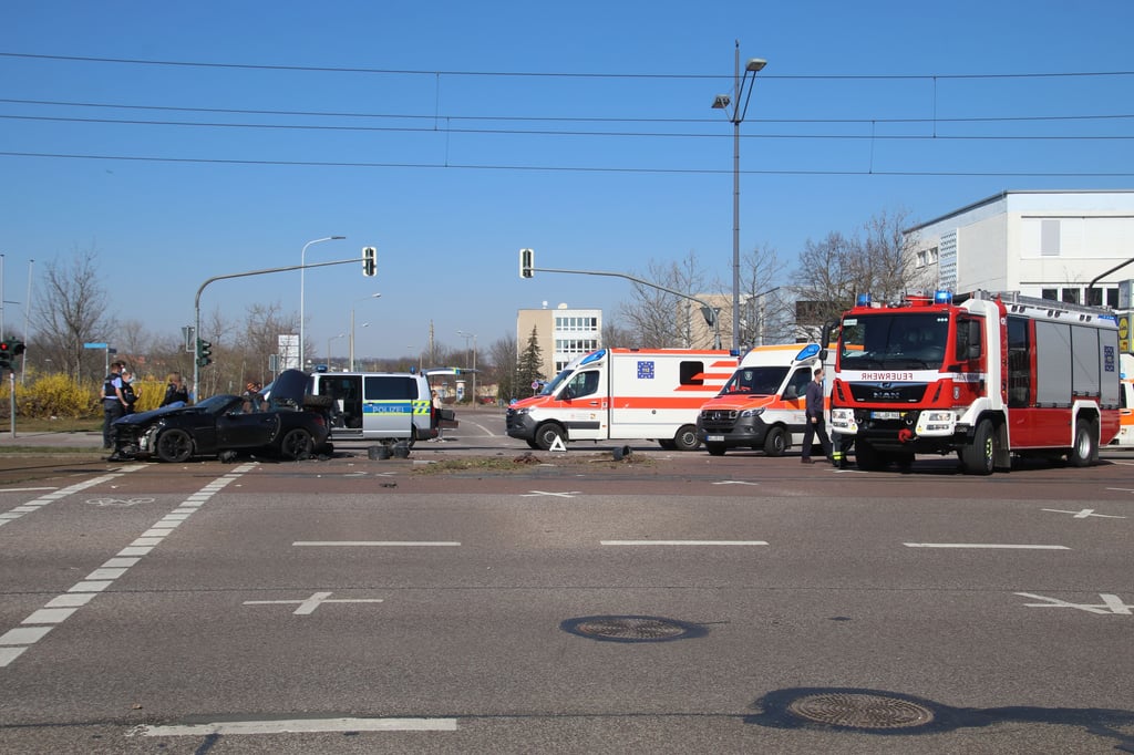 Rettungskräfte vor Ort: Die Unfallstelle in Halle-Neustadt.