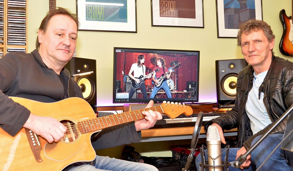 Der Schönhauser Musiker Jörg Kluge (rechts) spielte auch dieses Jahr wieder einige neue Songs ein, sein alter Freund Marco Wasem aus Tangermünde unterstützte ihn dabei. Auf dem Bildschirm ein Foto von den Anfängen in der Metal-Band „Altstadt“.