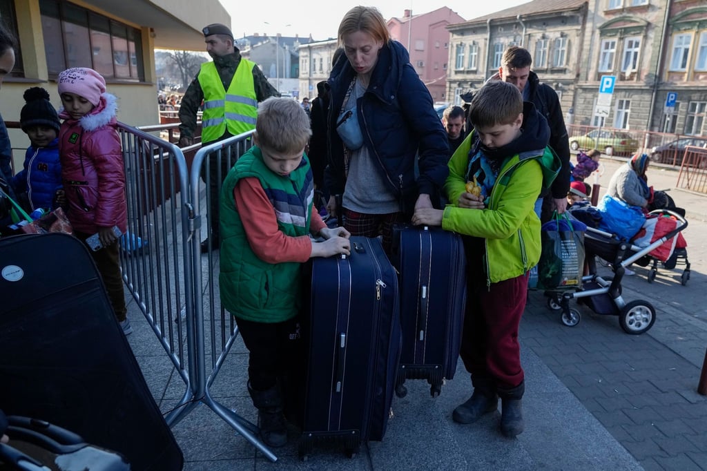 Ukrainische Flüchtlinge und ihre Kinder warten am Bahnhof im polnischen Przemysl.