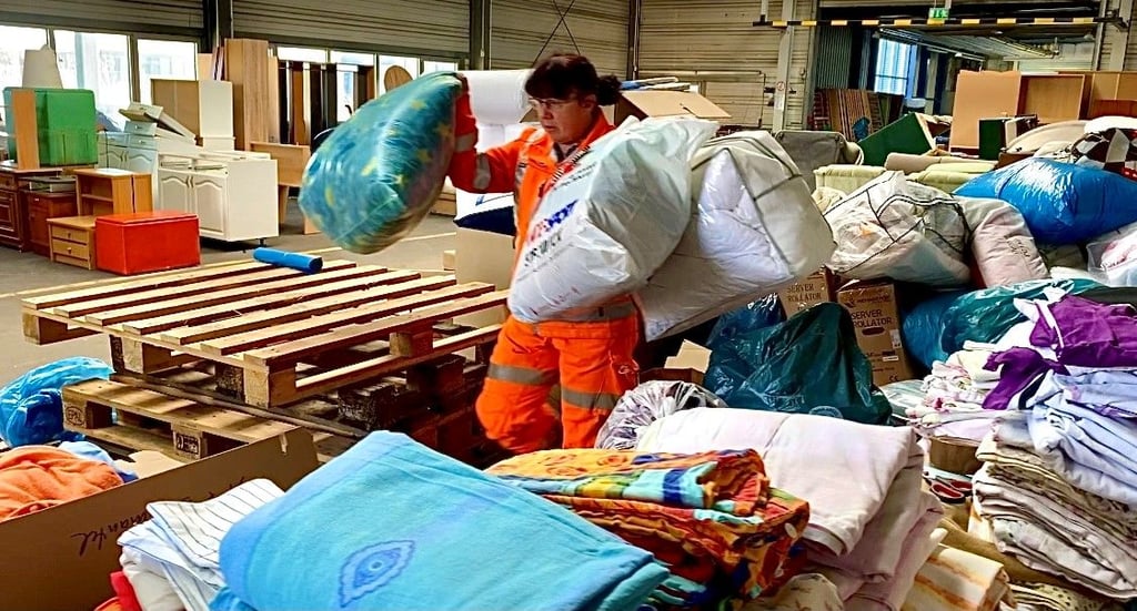 Im ehemaligen Aroprint-Druckhaus an der Halleschen Landstraße wurde eine Sammelstelle für die Flüchtlingshilfe eingerichtet. Dort sind Sachspenden ebenso wie freiwillige Helfer willkommen.