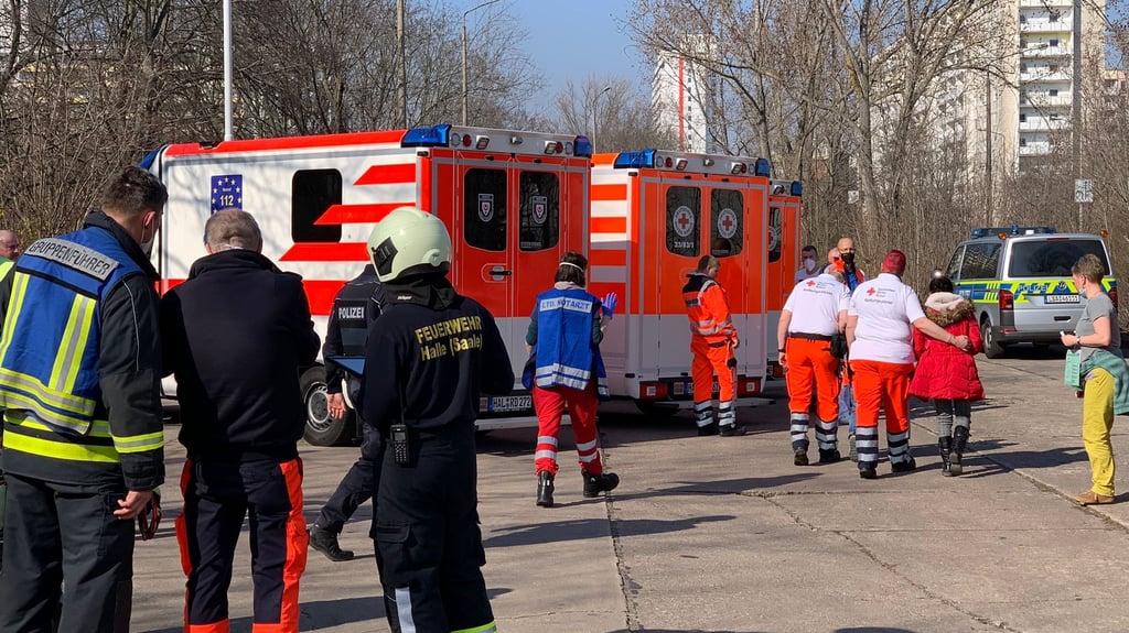 Zahlreiche Einsatzkräfte vor Ort: Auf einem Parkplatz am Zollrain wurden die Kinder versorgt, die Prellungen oder Schürfwunden erlitten haben.