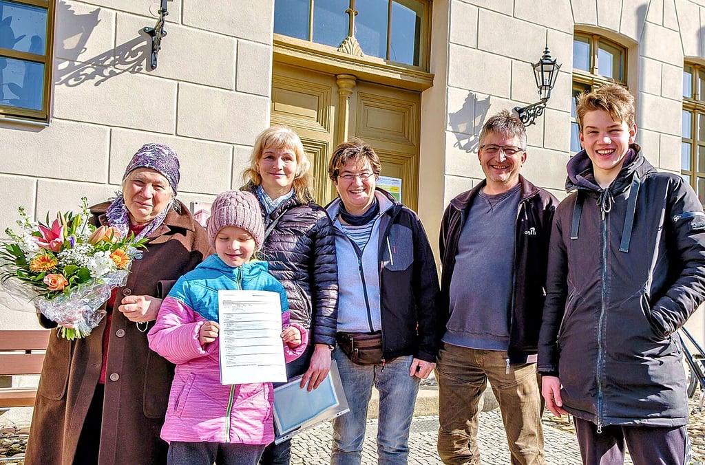 Familie Karaulov und Familie Sielaff vor dem Verwaltungssitz in Kemberg. Die Ukrainer sind Neubürger in der Stadt, sie kommen gerade vom Einwohnermeldeamt.
