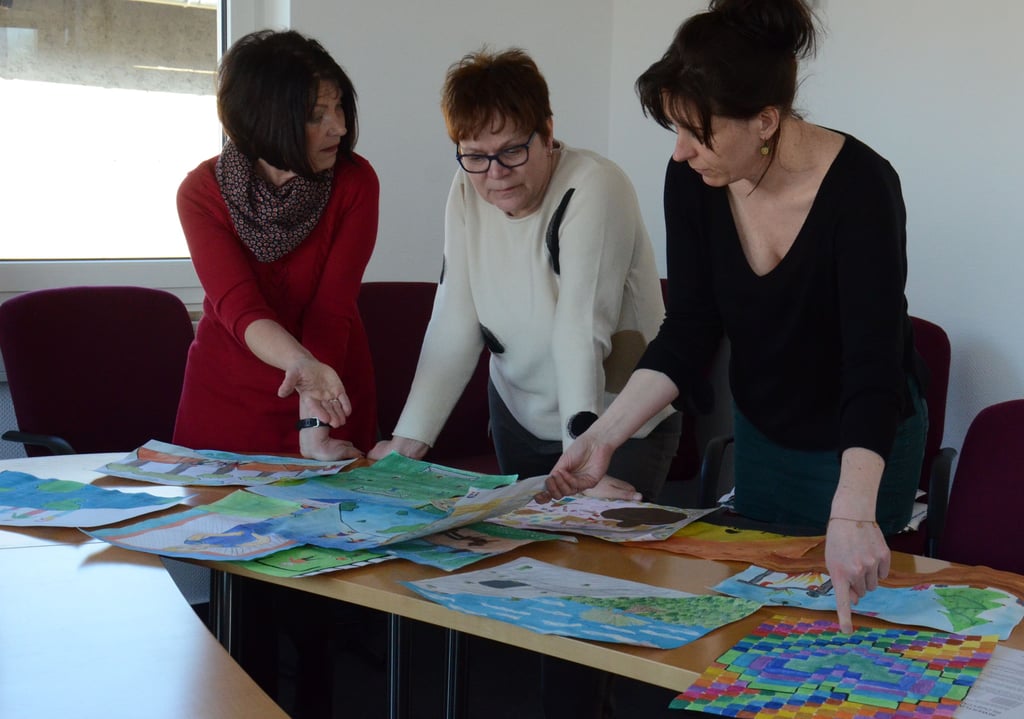 Die Grundschullehrerinnen Karin Pachali (von links), Ines Schuppert und Marleen Pietscher sind die Jury des 52. Internationalen Jugendwettbewerbs "jugend creativ".