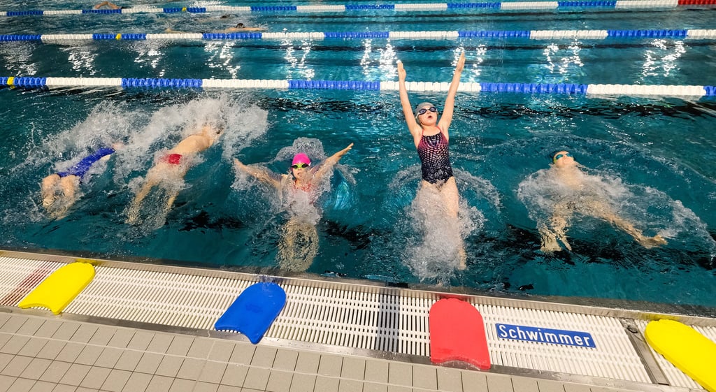 Schwimmunterricht in der Robert-Koch-Schwimmhalle in Halle.