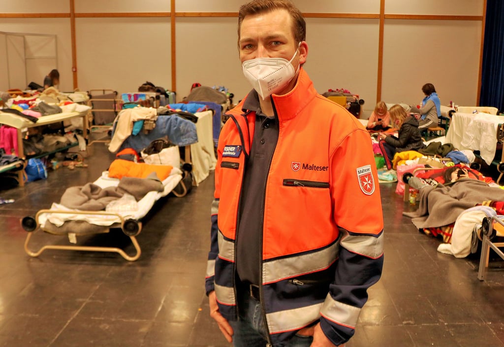 Erik Fischer, Leiter Einsatzdienst der Malteser. in der zur Flüchtlingsunterkunft umfunktionierten Messehalle 2 in Magdeburg. Bernd Kaufholz