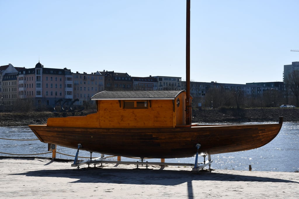 An der Strandbar am Magdeburger Petriförder steht neuerdings ein Schiff.