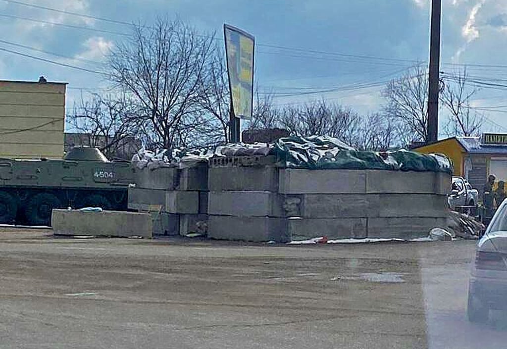 Ein Panzer steht hinter einer Straßenbarrikade in Odessa. Die Derenburger mussten allein sieben Kontrollpunkte passieren, um zu jenem Krankenhaus zu gelangen, wo ihre Spenden dringend benötigt wurden.