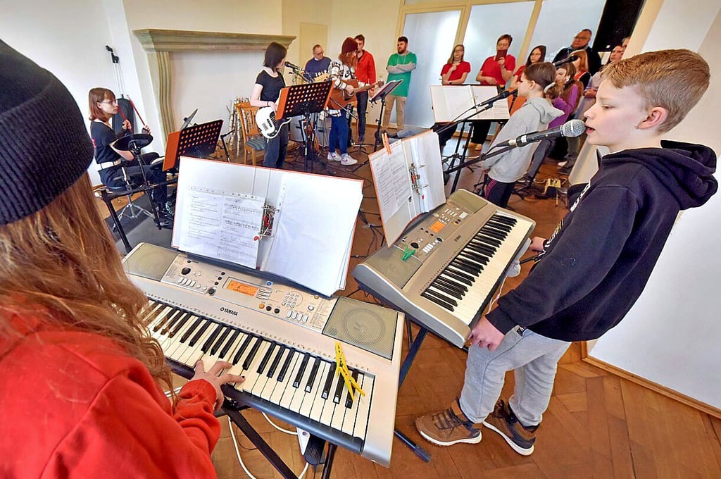 Lucynda Pfeil und Christopher Stein spielen beide Keyboard.