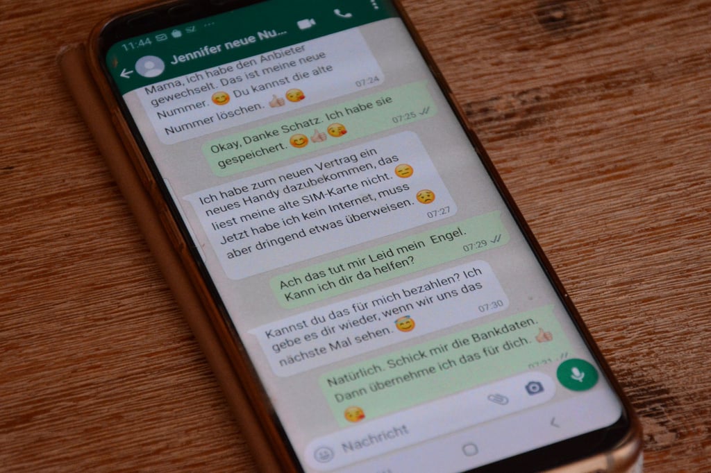 Über den Messenger-Dienst WhatsApp versuchen Betrüger, mit einer neuen Masche Geld zu erbeuten. Dazu täuschen sie eine Notlage vor und bitten um Hilfe bei der Überweisung einer Rechnung. Chatverlauf nachgestellt.
