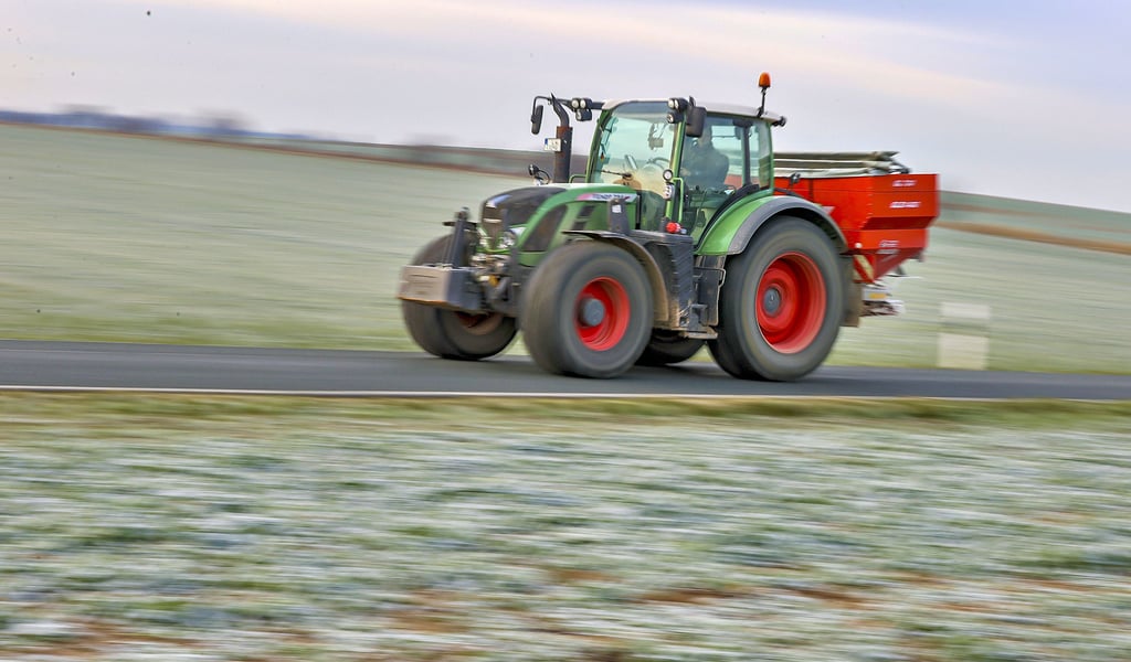 Auf den Feldern rund um Bernburg waren die Landwirte zuletzt unter anderem mit düngen beschäftigt.