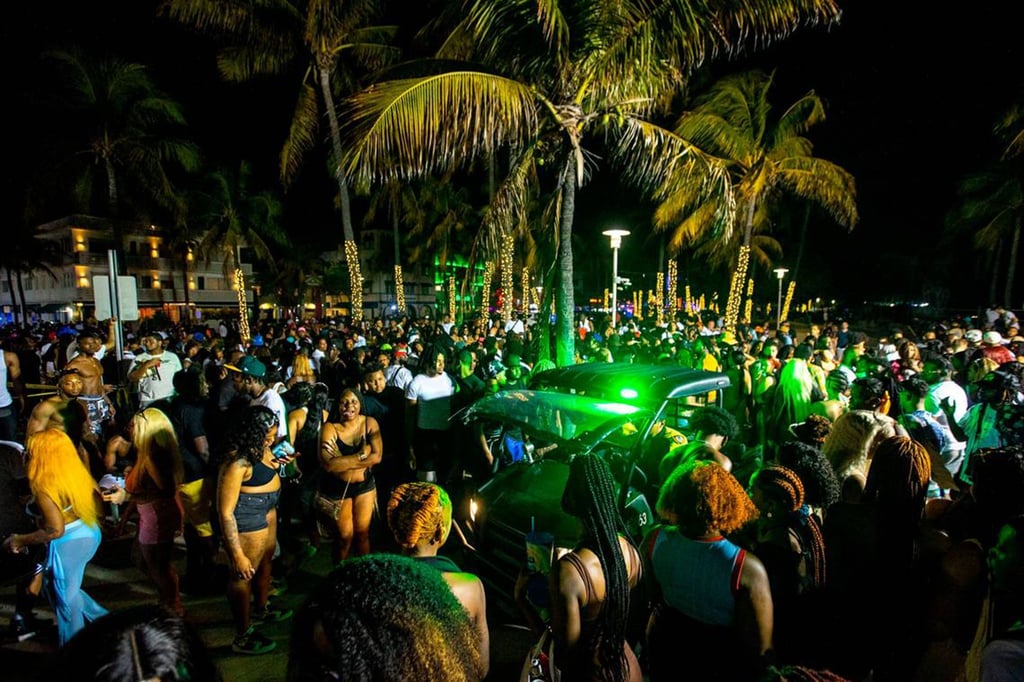 Ein Fahrzeug der Miami Beach Police bahnt sich den Weg durch die Menschenmenge.