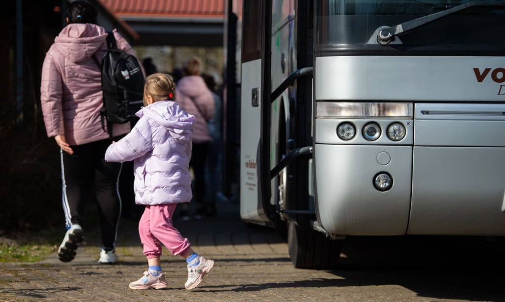 Ukrainische Flüchtlinge steigen an einer Flüchtlingsunterkunft in Niedersachsen aus einem Bus.