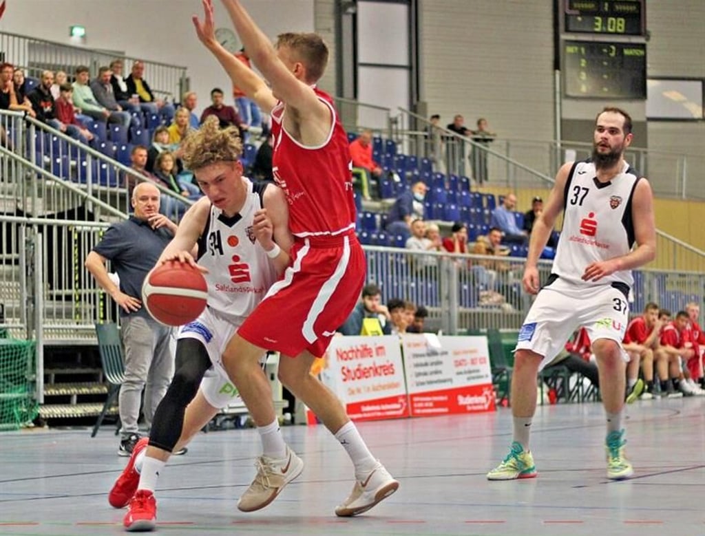 Die Tigers Aschersleben (weiß) treten heute in der Sporthalle Ascaneum zum Nachholspiel gegen Westerstede an.