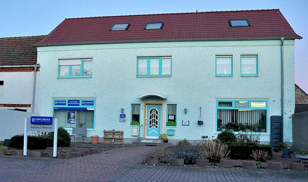 In Mintgrün strahlt das Gebäude heute und wird immer noch als Gewerbe- und Wohnhaus genutzt.