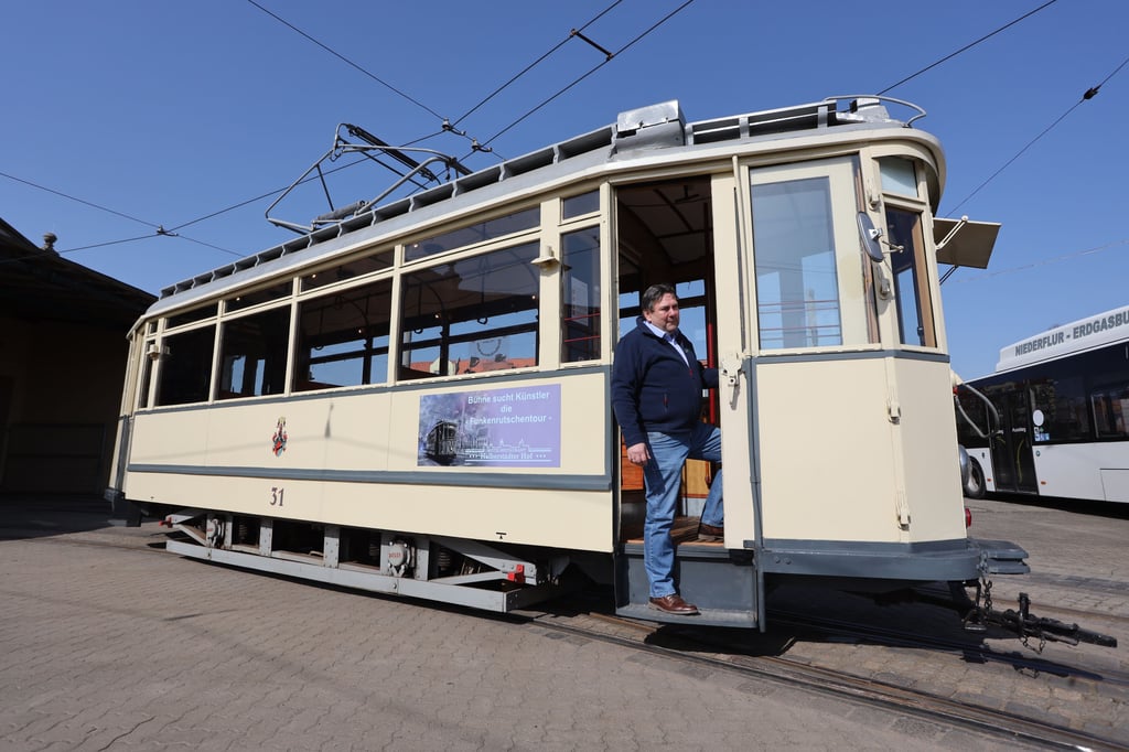 Verkehrsmeister Udo Behnke steht in einem historischen Triebwagen. In einer historischen Straßenbahn aus dem Jahre 1939 können sich Paare ab Mai 2022 das Ja-Wort geben.