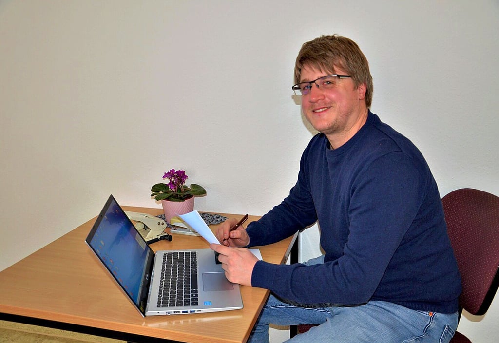 Felix Zimmermann von der AWO Köthen berät in Zerbst bei Problemen mit Schulden.