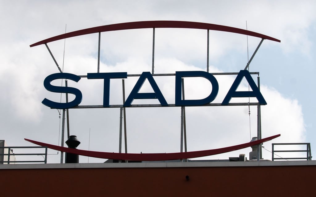 Das Firmenlogo von Stada auf einem der Gebäude am Firmensitz des Arzneimittelherstellers.