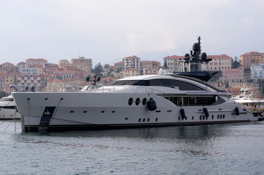 Russische Oligarchen haben Vermögen in ganz Europa - diese Yacht des Milliardärs Alexej Mordaschow wurde Anfang März in Italien beschlagnahmt.