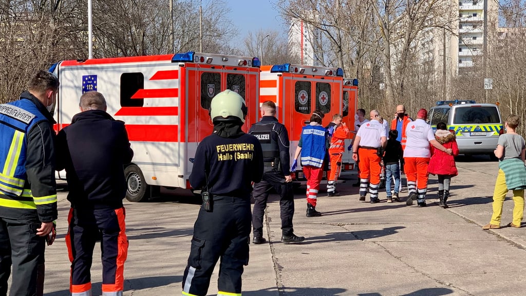 Nach dem Unfall kümmerte sich ein Großaufgebot an Rettungskräften um die verletzten Kinder.