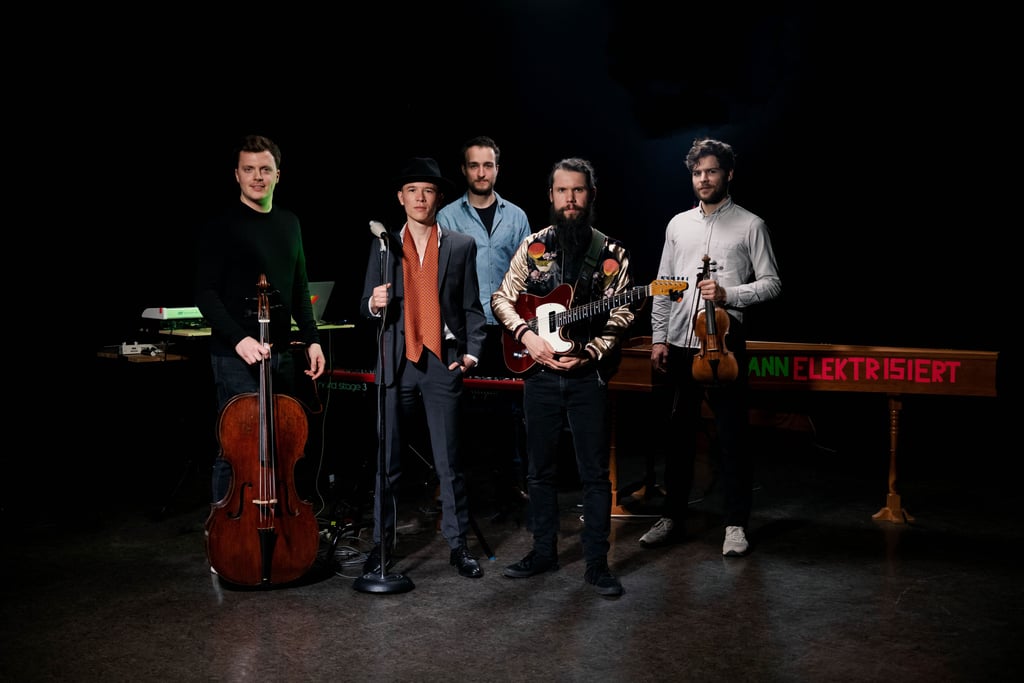 Die Musiker Yoko Tanaka-Zschenderlein (Oboe, Viola), Jonas Zschenderlein (Violine), Karl Simko (Violoncello), Alexander von Heißen (Cembalo) Zacharias Zschenderlein (Elektronik) haben Telemann elektrisiert