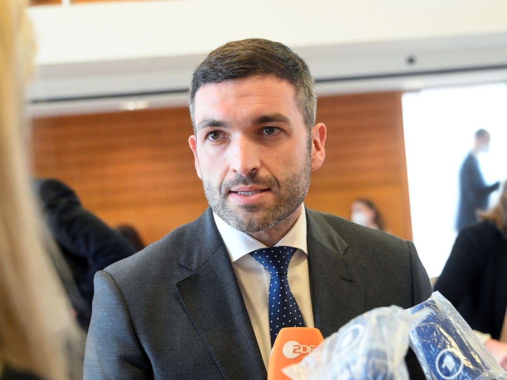 Der FDP-Abgeordnete Konstantin Kuhle will wissen, wie viele Mitarbeiter der Verfassungsschutz im Ausland hat. Auskunft bekam er bislang nicht.