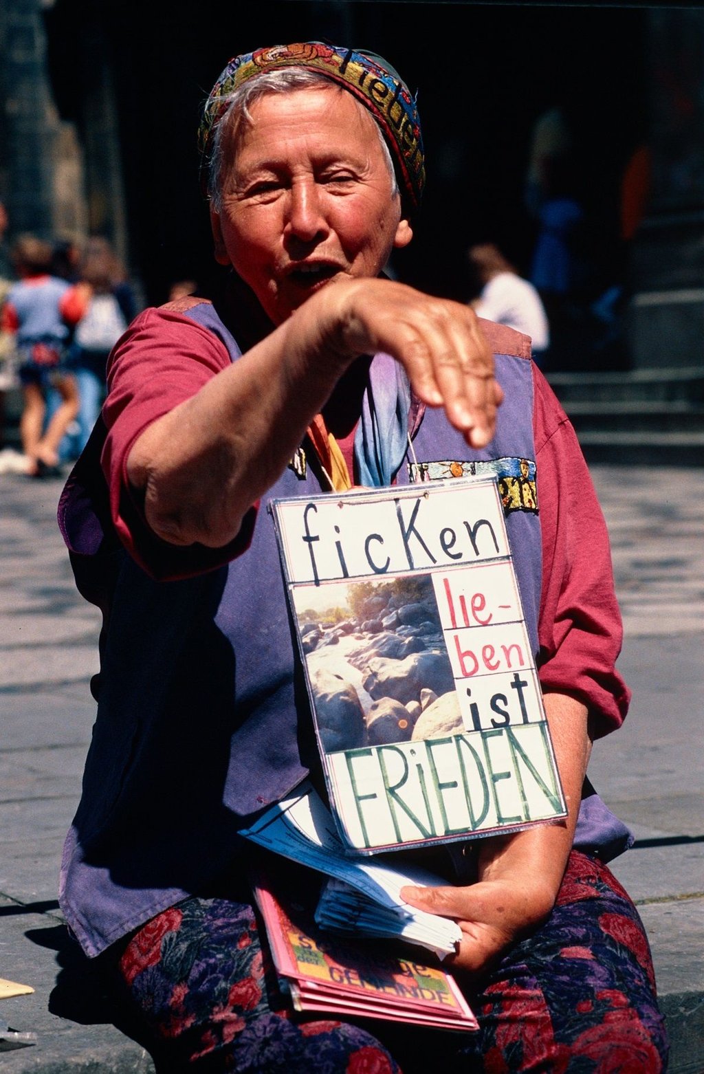 Auf dem Berliner Breitscheidplatz hielt Helga Goetze, wie hier 1996, Mahnwachen ab.