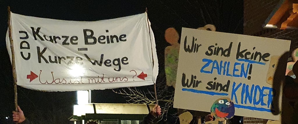 Eltern und Anwohner aus Dehlitz protestieren vor dem Vereinsheim in Lösau für den Erhalt der Kita "Waldhaus".