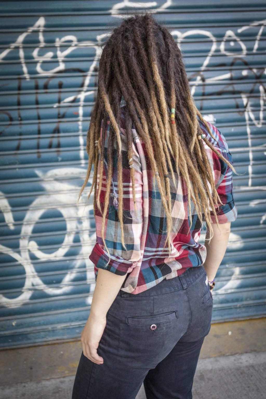 Eine weiße Frau trägt Dreadlocks - manchen Menschen passt dies überhaupt nicht. (Symbolbild)