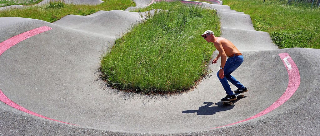 Der Kinder- und Jugendbeirat Schönebecks hatte Pläne für eine solche Pumptrack-Skate-Anlage erstellt und präsentiert. Doch noch immer ist die Frage der Finanzierung offen.