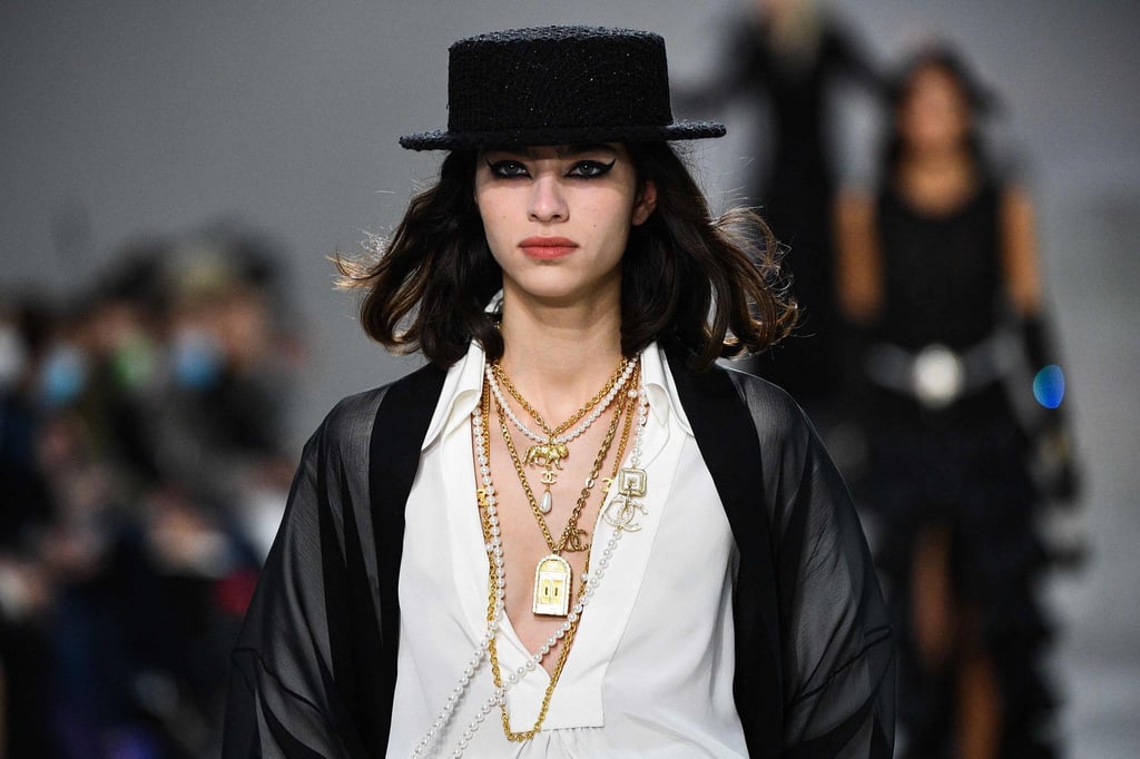 Ein Model präsentiert eine Kreation aus der Chanel Metiers D'Art 2021/2022 Kollektion.