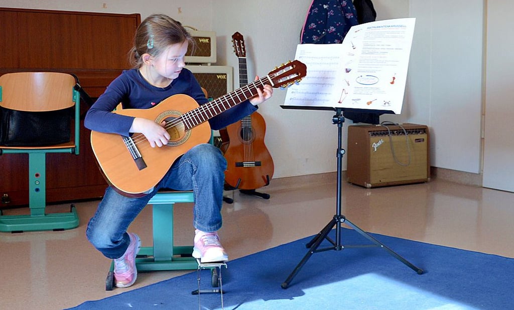 Über das Instrumentenkarussell ist die siebenjährige Jana Käsebier vor zwei Jahren zur Gitarre gekommen.
